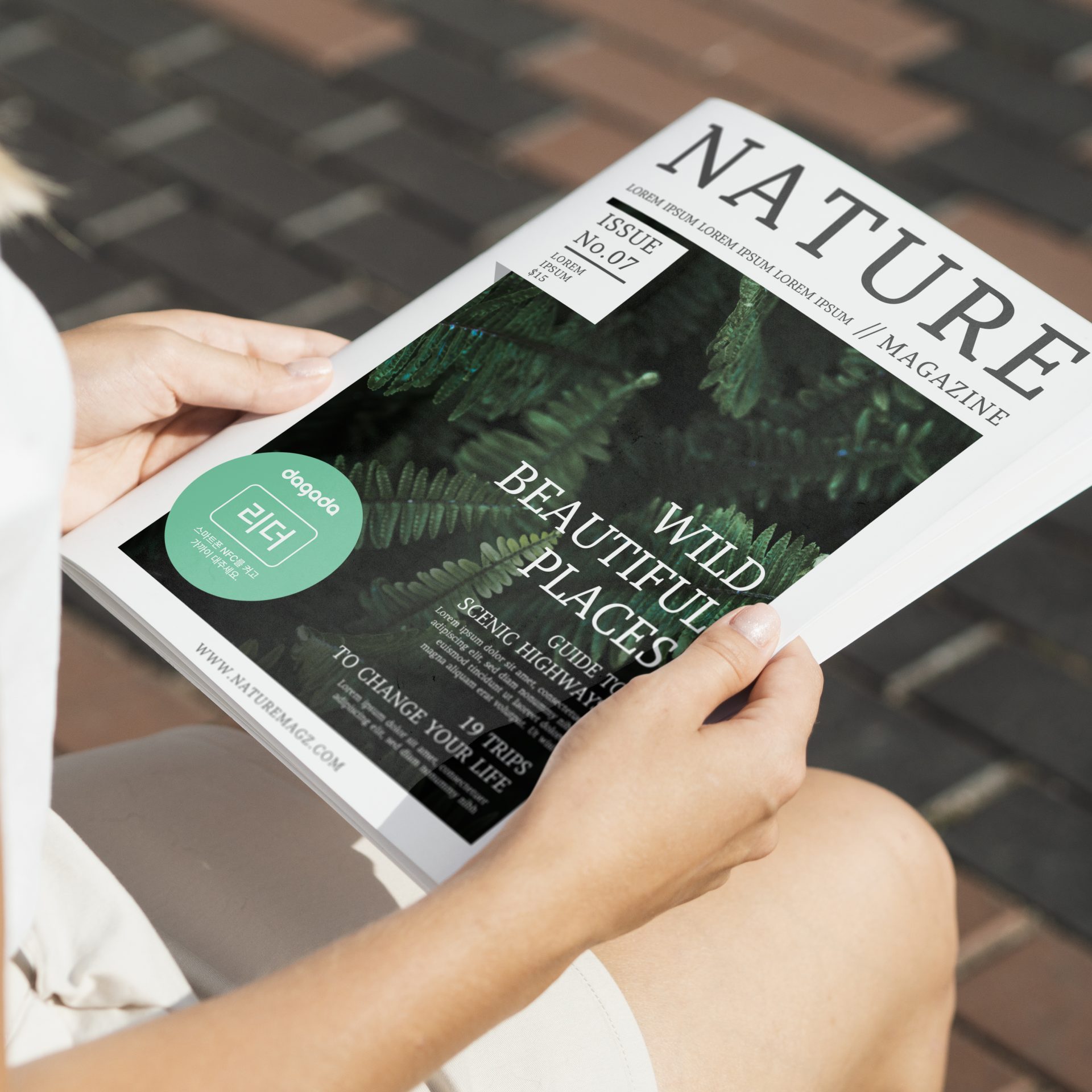 리더 스티커가 붙은 책을 보는 여자 이미지